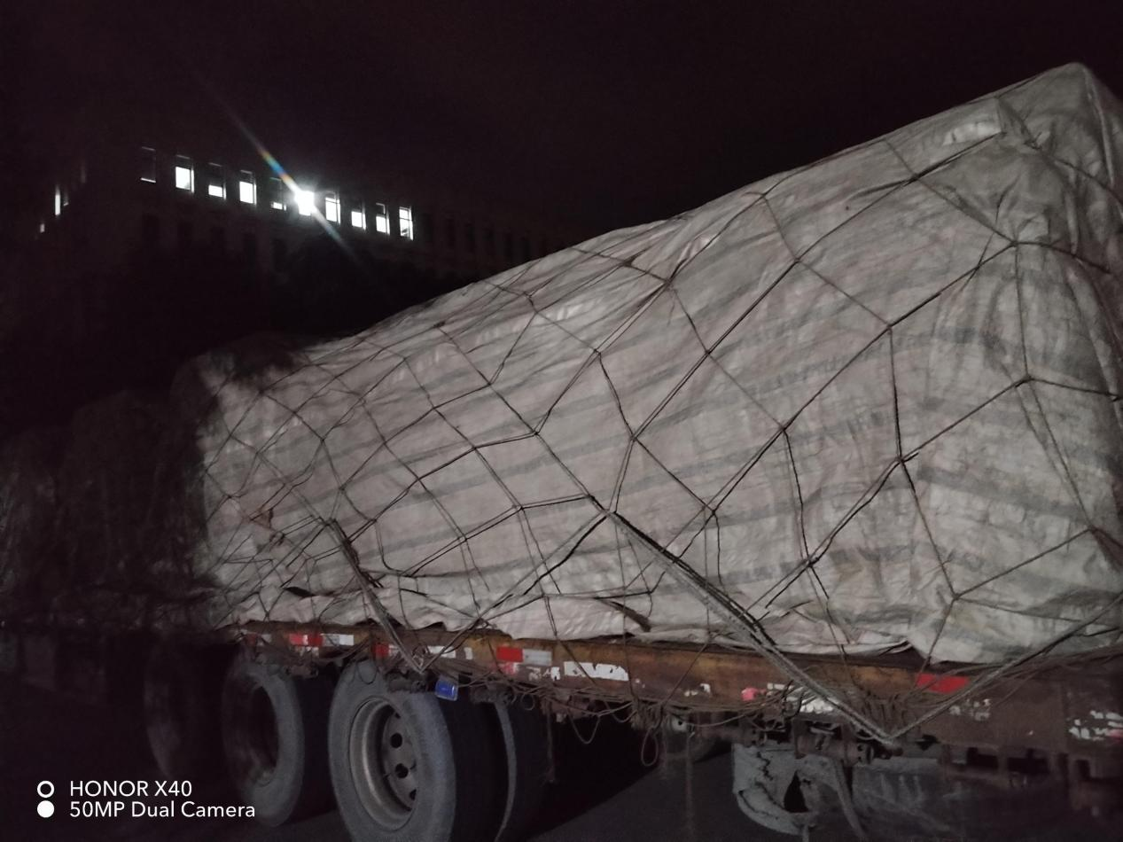 Nuestro almacén trabaja horas extras para entregar mercancías para el metro de Zhengzhou